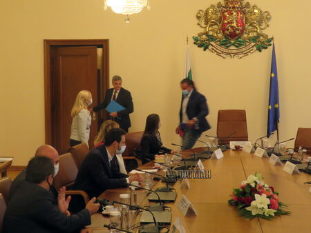 Стефан Янев и Алибегов преговарят за ограничителните мерки за заведенията