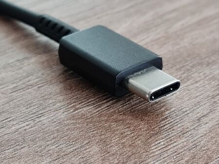 Европейската комисия иска USB-C да е единственото зарядно в Съюза