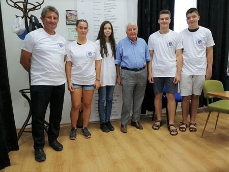 Изявени ученици от ПМГ гостуваха на проф.Минко Балкански