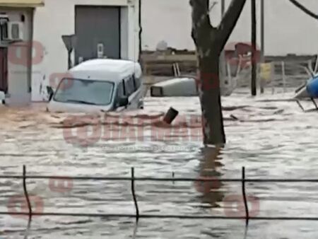 Проливни дъждове в Испания, автомобили отнесени от стихията
