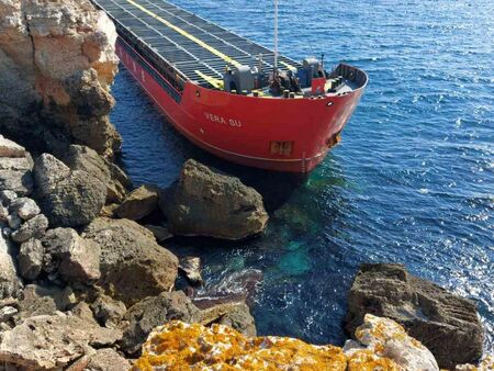 Водолаз: Торове изтичат от заседналия кораб край Яйлата