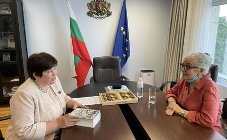 Министър Балтова се срещна с автор на туристически бестселър