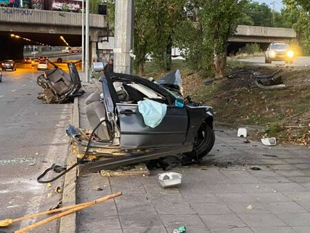 Автомобил се разцепи на две след свирепа катастрофа