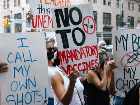 В Ню Йорк съкращават 72 000 здравни служители, след отказ за ваксинация