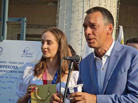 Бургас награждава златното си момиче Стефани Кирякова с 20 хил. лв.