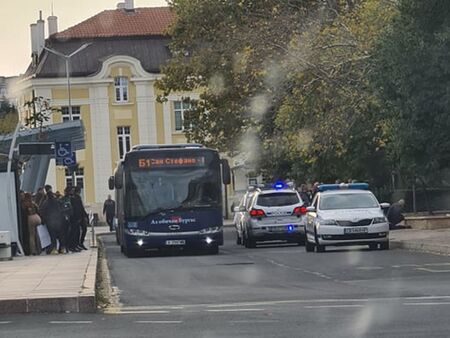 Агресивни мъже вдигнаха на крак полицията в Бургас, буйстваха до жп гарата