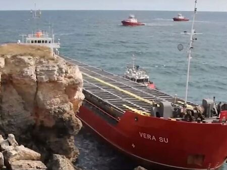 Укрепват заседналия кораб край Камен бряг, за да не се обърне от големите вълни
