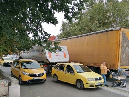 Тотален хаос в Айтос, забраната на АПИ за камионите блокира доставките за града