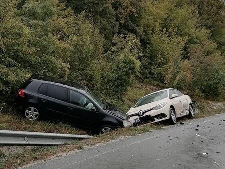 Зрелищно меле на пътя Бургас-Малко Търново! Волво се заби челно във Фолксваген и Рено