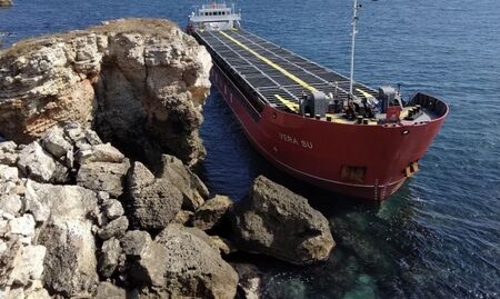 Подготвят се варианти за евакуация на екипажа на кораба край Камен бряг