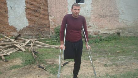 България събира пари за фермер, останал без крак и без жилище