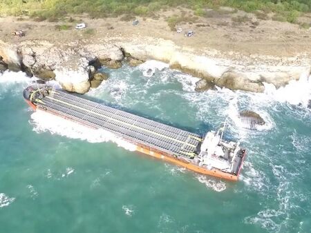 Европа ни праща три баржи да помагат за заседналия кораб край Камен бряг