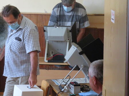 Фарадеев кафез пазел машините за гласуване от външно влияние