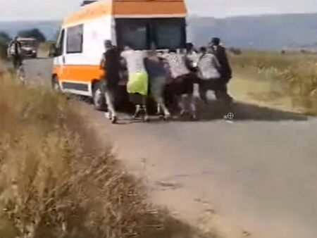 Бургаска линейка с пациенти закъса на пътя, доброволци я бутат (ВИДЕО)
