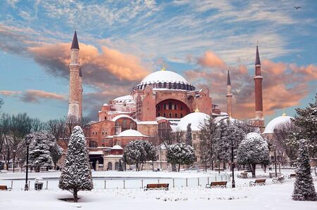 Зимата вече настъпи в част от Турция, падна първият сняг