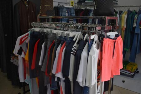 Митницата в Бургас продава на търг конфискувани дрехи
