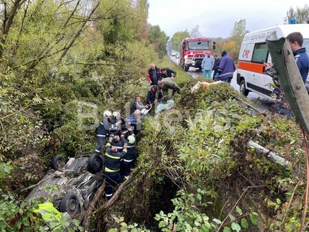 Каскада: Кола полетя в 5-метрово дере край Враца