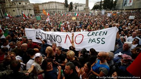 Хиляди на протест в Италия заради COVID паспорта и мерките
