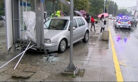 Автомобил се вряза в автобусна спирка в Пловдив