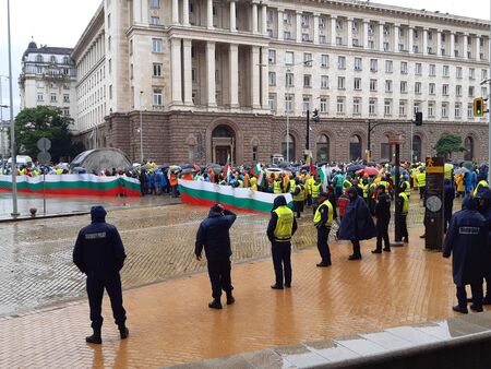 Премиерът Янев приел на среща представители на протеста срещу Комитова (допълнена)