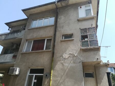 Вижте как обновиха тази окаяна сграда на ул."Сливница" в Бургас