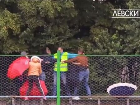 Бой на мач в София, родители се дуелираха с чадъри