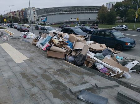 Засипаха с боклуци тротоар в бургаския жк "Славейков"