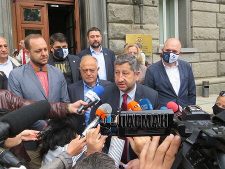 Бомба: „Демократична България“ може да остане без листи за депутати в 8 изборни района