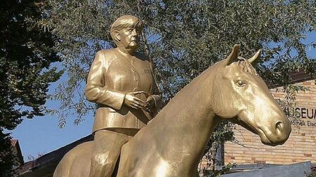 Направиха статуя на Меркел, възседнала кон