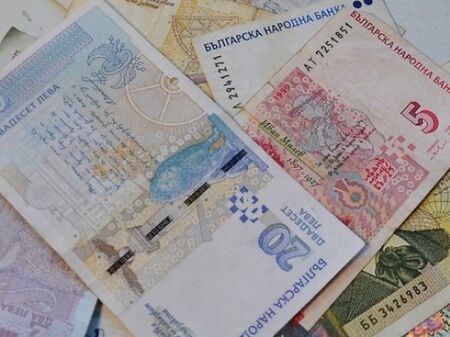 Криза: Българите зад граница спряха да пращат пари на близките си у нас