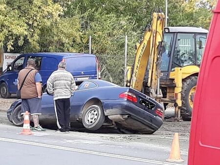 Разсеян шофьор заби Мерцедеса си в окоп на ВиК авария