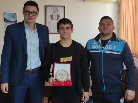 Спортното училище в Бургас награди световен шампион по борба