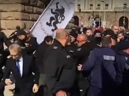 Извънредно! Протестиращи нападнаха министър Денков