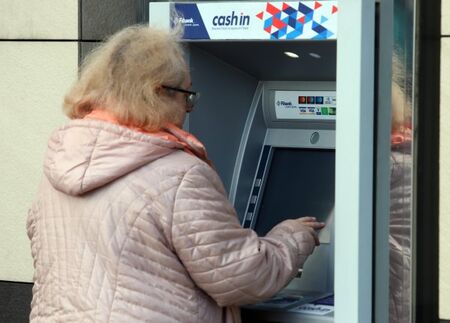 Тегленето на пенсията от банкомат поскъпва
