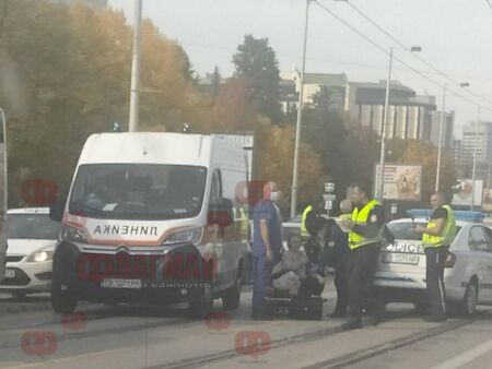 Жена колабира върху трамвайните релси пред хотел „Хемус“ в София