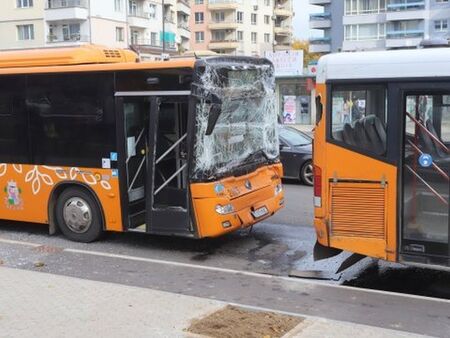 2 автобуса се удариха, две деца са в болница
