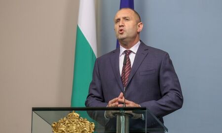 Радев свиква министрите заради разпространението на COVID-19