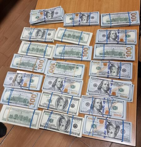 Недекларирани 200 000 долара откриха бургаски митничари