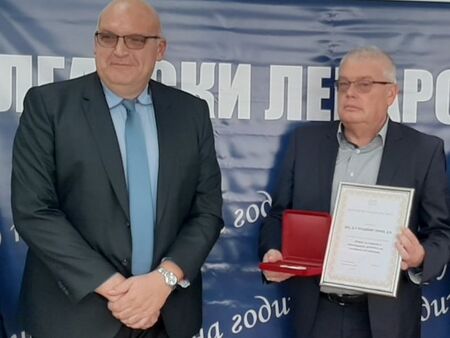 Гордост! Бургаски медик е отличен от БЛС в церемонията "Лекар на годината"