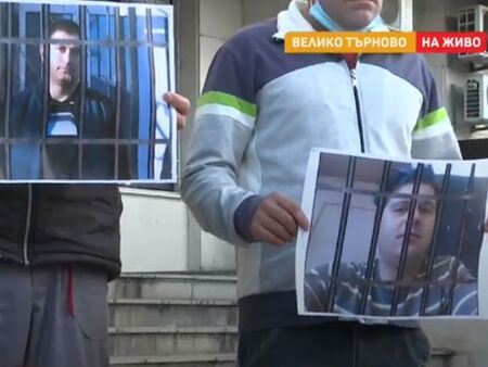 Протест пред съда във Велико Търново заради обвинените в блудство преподаватели