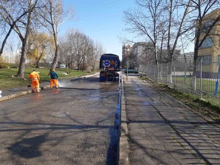 Дезинфекцират улици и сгради срещу COVID-19 в Новозагорско