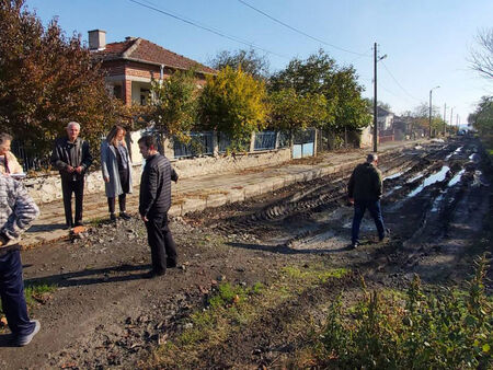 Жители на Братово търсят помощ от кандидат-депутати на БСП за голяма проблемна улица