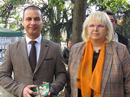 Мария Капон и Живко Табаков представиха пред бургазлии революционната програма на "Изправи се! Ние идваме"