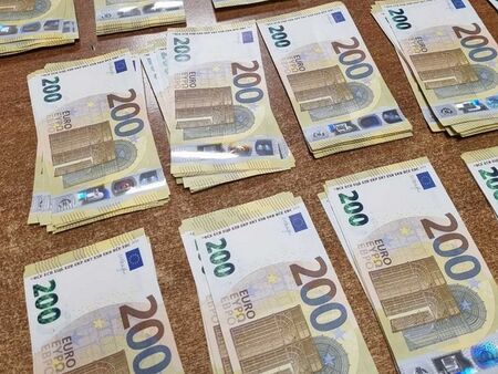 Митничари от Лесово намериха 40 хил. евро в джоба на якето на български шофьор