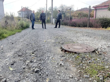 Жителите на бургаския кв. Черно море се оплакаха от разбити улици на среща с кандидати за депутати от БСП