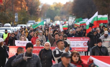 Голям протест срещу COVID сертификатите в София