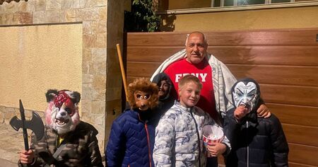 Борисов с маскирани деца за Хелоуин: С лакомства и без пакости