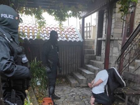 Полиция нахлу в дома на кмет на български град, арестуваха Пеньо Магарето