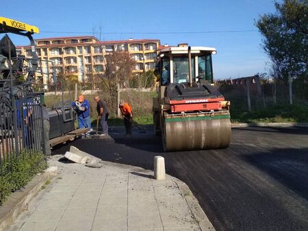 Кметът Иван Алексиев инспектира ремонта на улиците в Ахелой