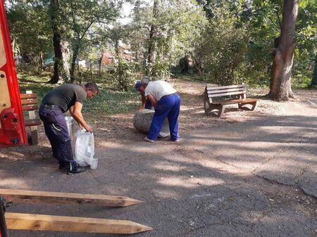 Поставиха нови пейки в парка в кв.Черно море